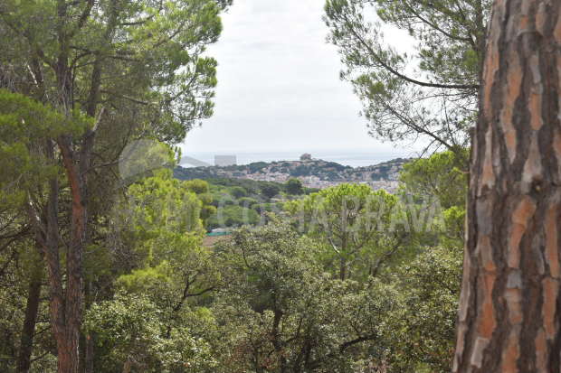 Parcela con vistas panorámicas de montañas y parte mar Sant Feliu de Guíxols