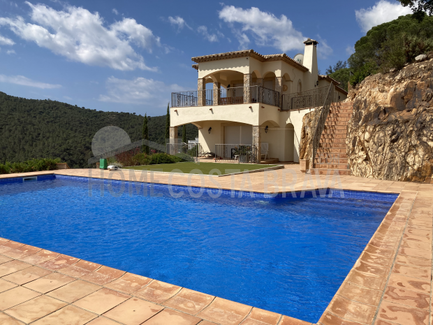 Beautiful villa with seaviews at few kilometers village Sant Feliu de Guíxols