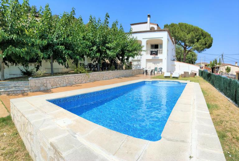 House with pool at only 2 km from village Calonge