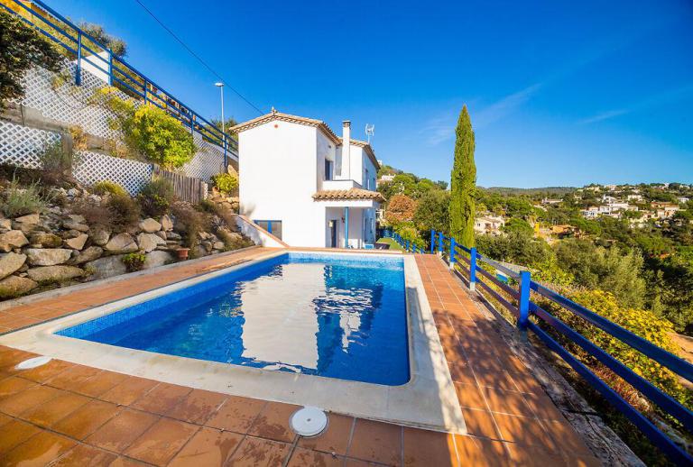 Detached house with pool and mountain views Calonge