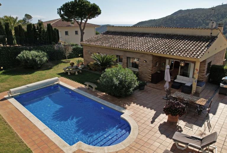 Villa met uitzicht op bergen en zee, veel privacy en vlakke tuin Sant Feliu de Guíxols