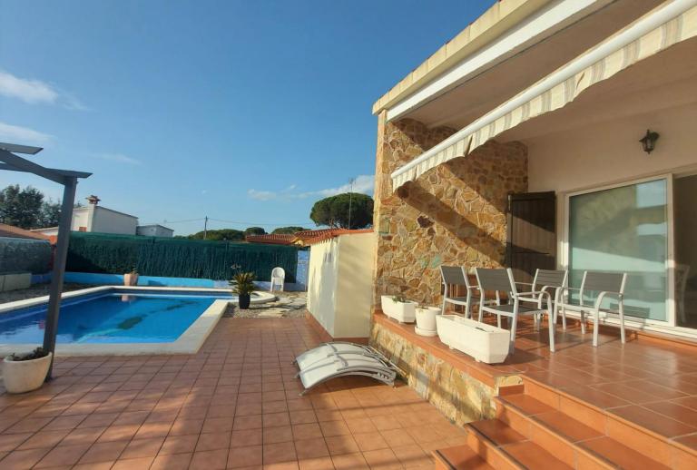 Litlle, well-maintained villa at La Mata with pool Llagostera