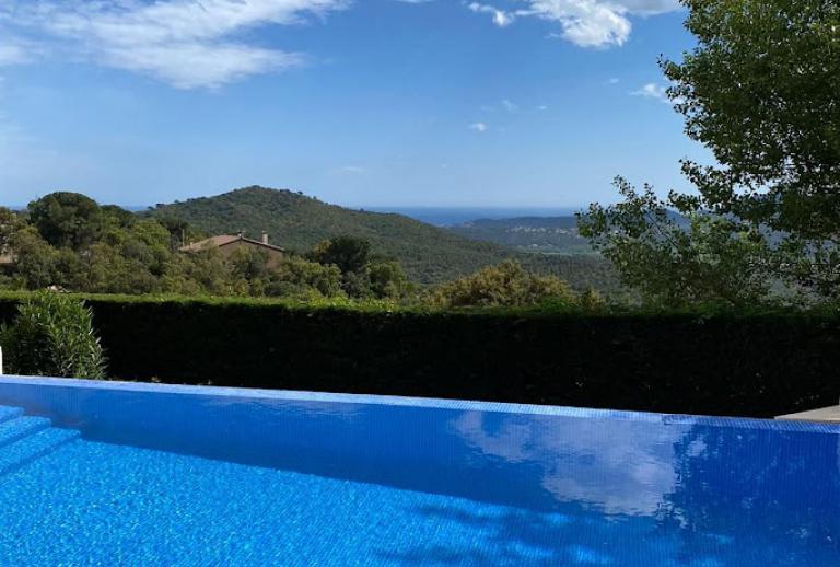 Superbe villa avec vue mer, piscine à débordement et 4 chambres  Santa Cristina d'Aro