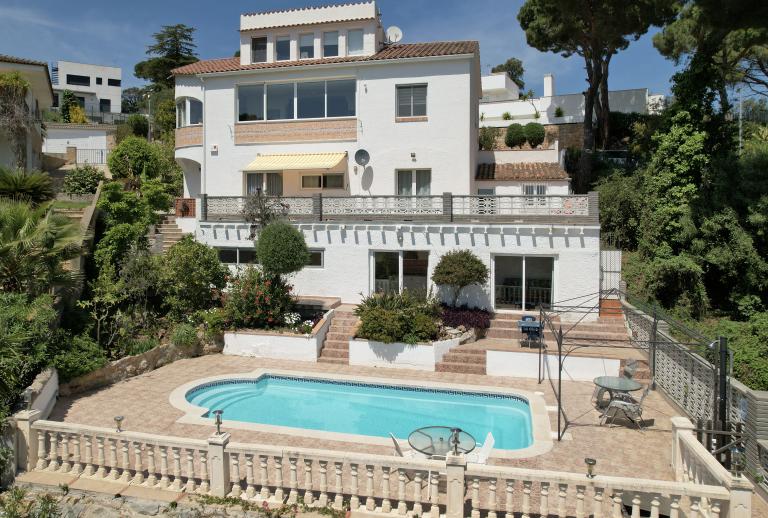 ¡Villa independiente en una zona tranquila con piscina y vistas al mar!  Calonge