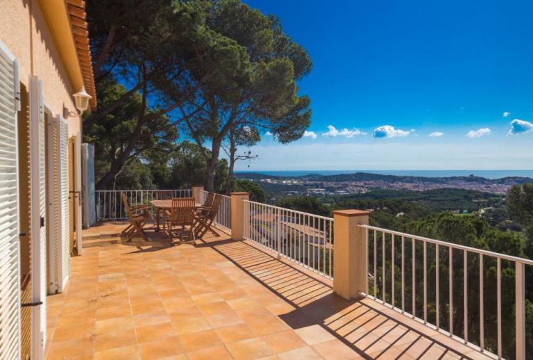Huis met panoramisch uitzicht op de zee en de natuurlijke omgeving van Ardenya.  Sant Feliu de Guíxols