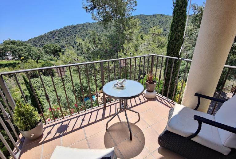 Villa met fantastisch uitzicht op de bergen zeer rustig gelegen in wijk Casa Nova Sant Feliu de Guíxols