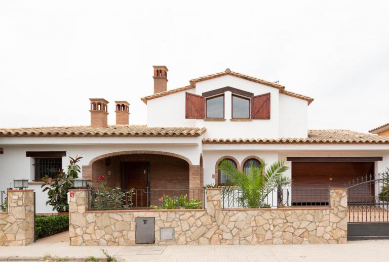 Charmante villa située à Mas Barceló, à une courte distance du centre de Calonge.  Calonge