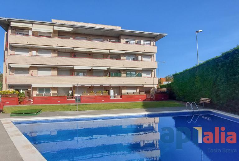 Appartement gelegen in gemeenschap met zwembad en tuinen.  Palamos