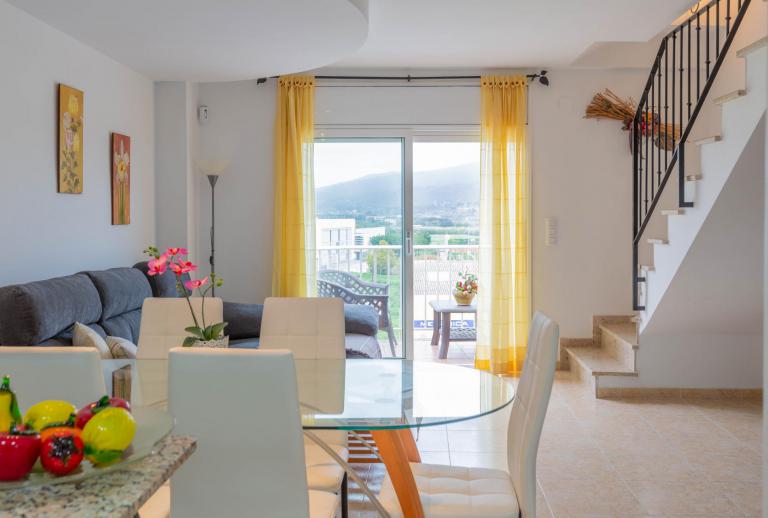 Apartamento tipo dúplex situado a escasos metros de la playa en Sant Antoni de Calonge.  Sant Antoni de Calonge