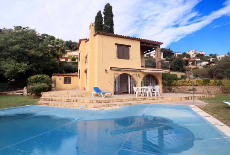 Villa located on a plot of 2,058 m2 and with 5 bedrooms on two floors  Calonge