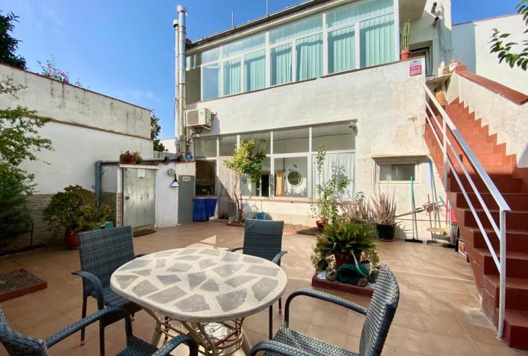 Estupenda casa de 174 m² en zona media, con amplio garaje y gran terraza.  Sant Feliu de Guíxols
