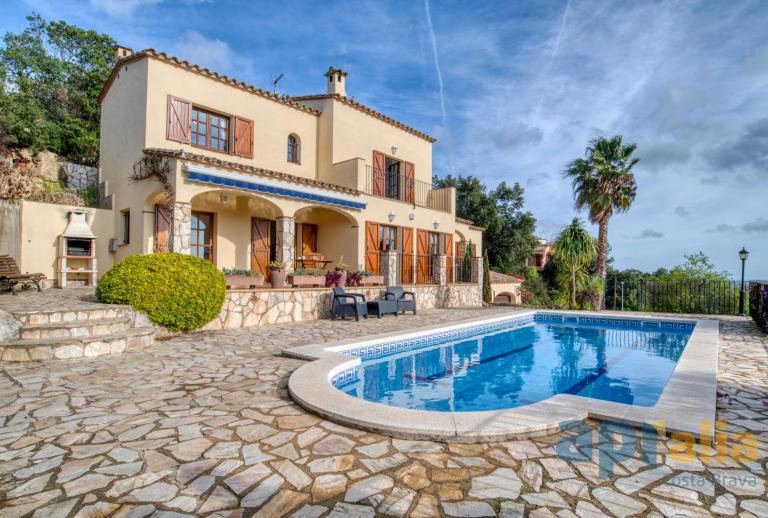 Villa with beautiful mountain views and pool  Calonge