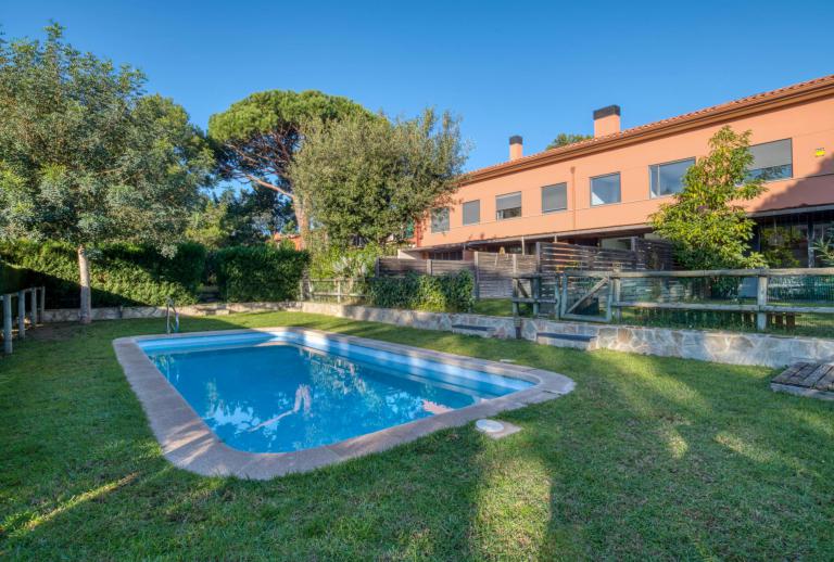 Casa abosada con 4 habitaciones y con piscina comunitaria  Sant Feliu de Guíxols