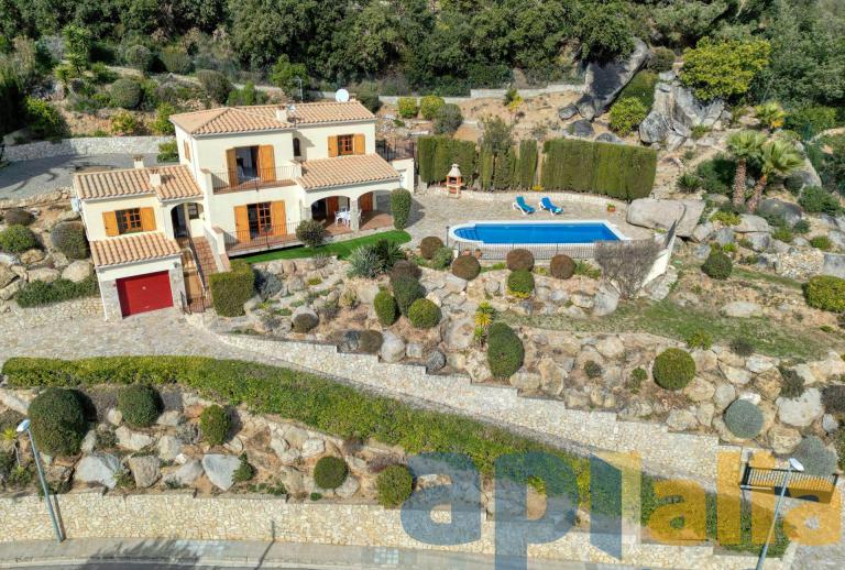 Villa with mountain and sea views!  Calonge