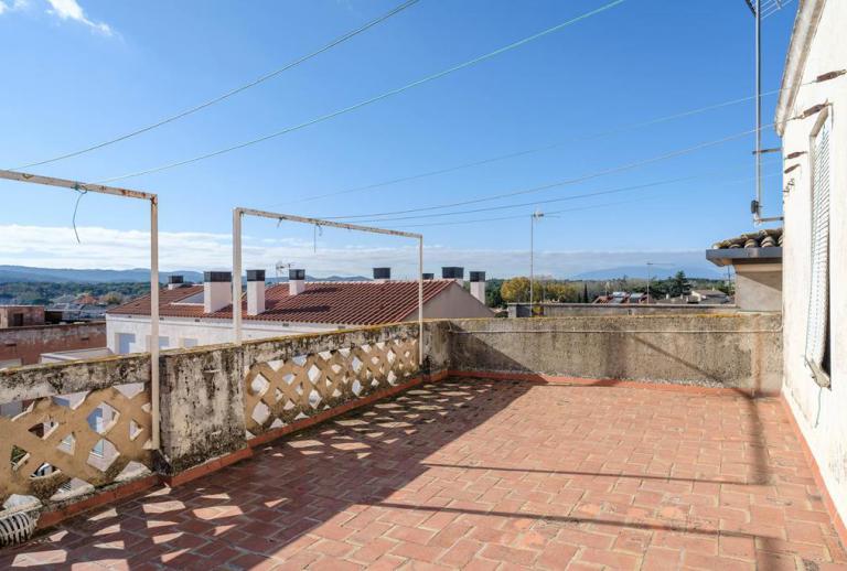 Very sunny duplex penthouse with a large terrace on each floor.  Llagostera
