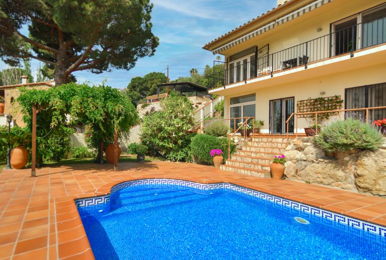 Amazing and well maintained property in excellent location, south facing and near to Calonge and the beaches of St. Antoni de Calonge!!  Calonge