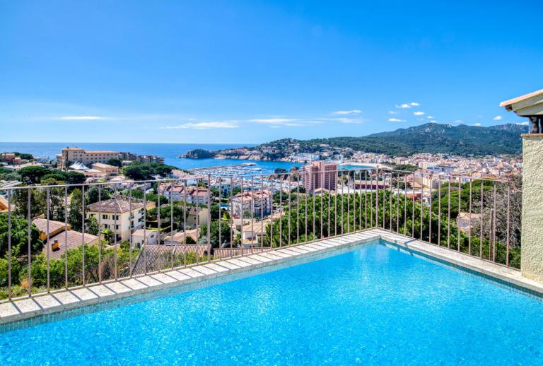 Geschakelde woning met een indrukwekkend terras met uitzicht op de zee en de baai  Sant Feliu de Guíxols