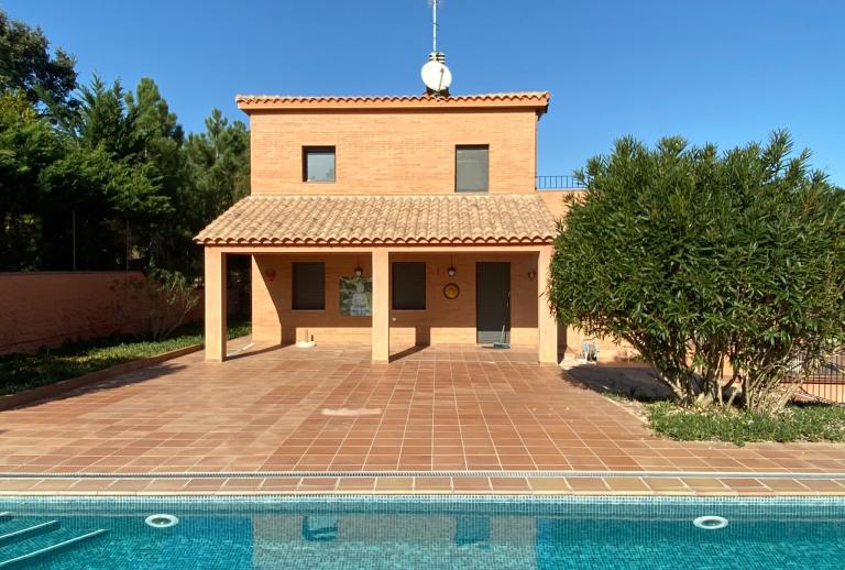 Spacious house with swimming pool and 4 bedrooms  Vidreres