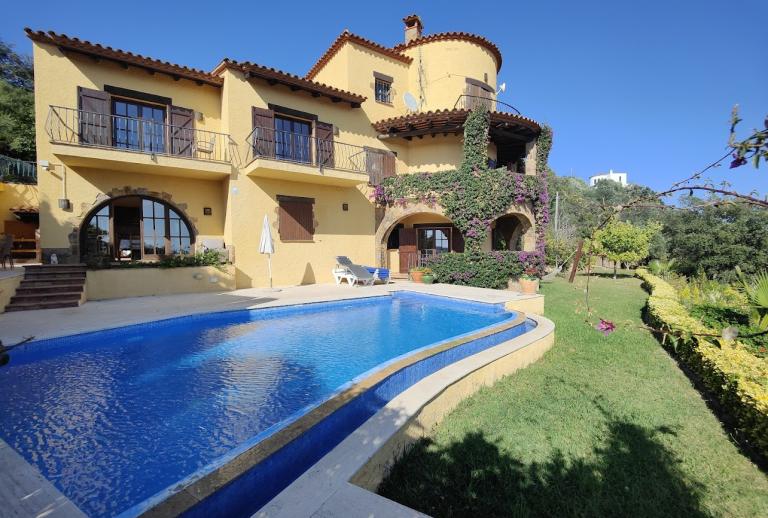 Charmante villa met zeezicht, 4 tweepersoonskamers en zwembad  Calonge