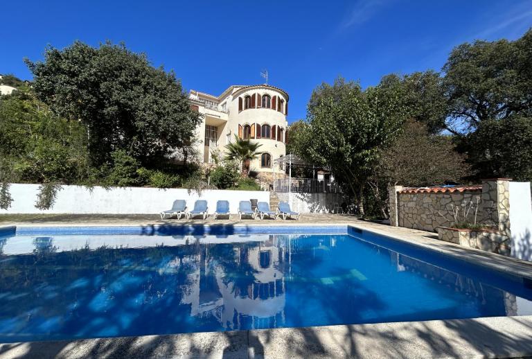 Villa nabij het dorp met zwembad en groot perceel  Calonge