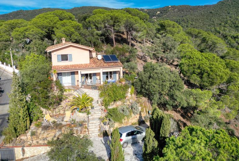 Villa mit fantastischer Aussicht und angrenzend an den Wald  Santa Cristina d'Aro