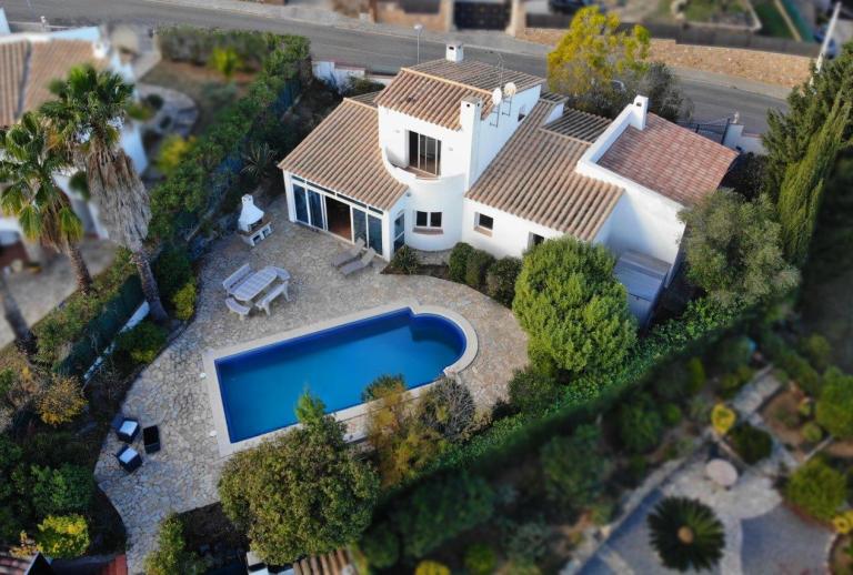 Villa with swimming pool 1500 meters from the center  Calonge
