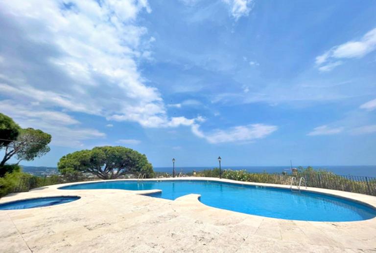 Apartamento renovado con vistas al mar, terraza, piscina y parking  Sant Feliu de Guíxols