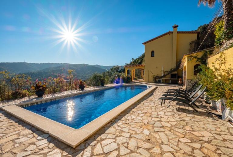 Beautiful villa with apartment, views, 4 bedrooms and pool  Calonge
