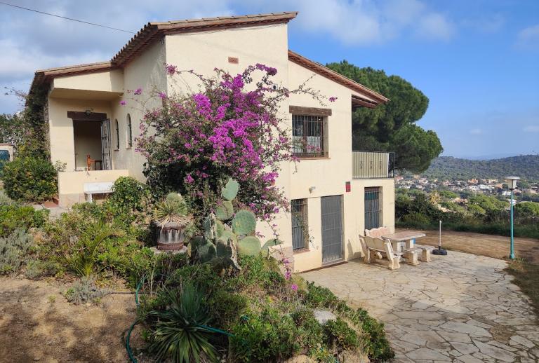 Detached house for renovation with apartment and sea view  Playa de Aro