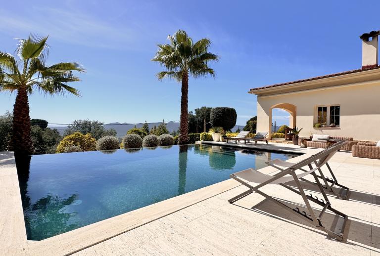 Preciosa villa con hermosas vistas panorámicas y piscina desbordante  Santa Cristina d'Aro