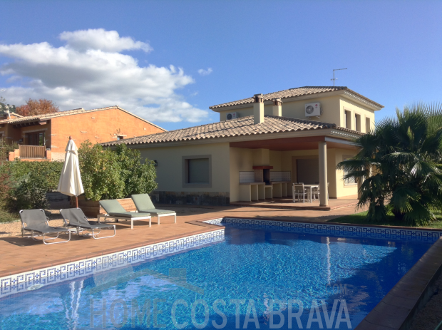 Schöne neu gebaute Villa mit Pool in der Nähe von Zentrum Santa Cristina d'Aro